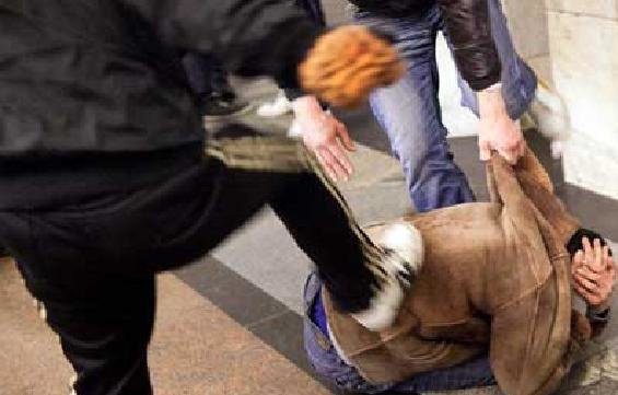 v_omske_shkolniki_do_polusmerti_izbili_bomzha_thumb_fed_photo