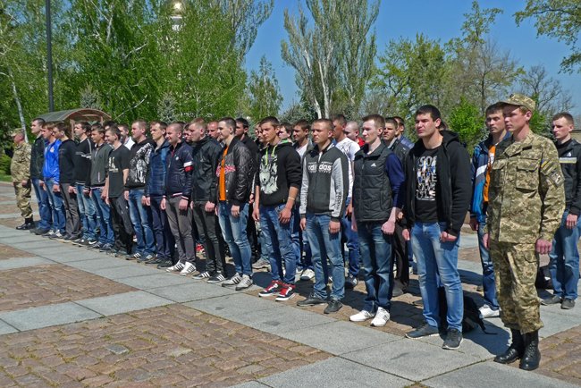 В Николаеве новобранцев торжественно отправили на службу в Нацгвардию (ФОТО+ВИДЕО) (фото) - фото 12