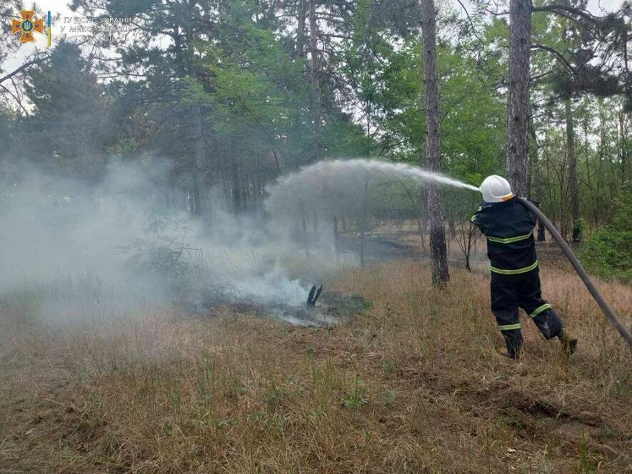 Наслідки ворожих обстрілів на Миколаївщині: сталося три пожежі та вилучено 8 боєприпасів