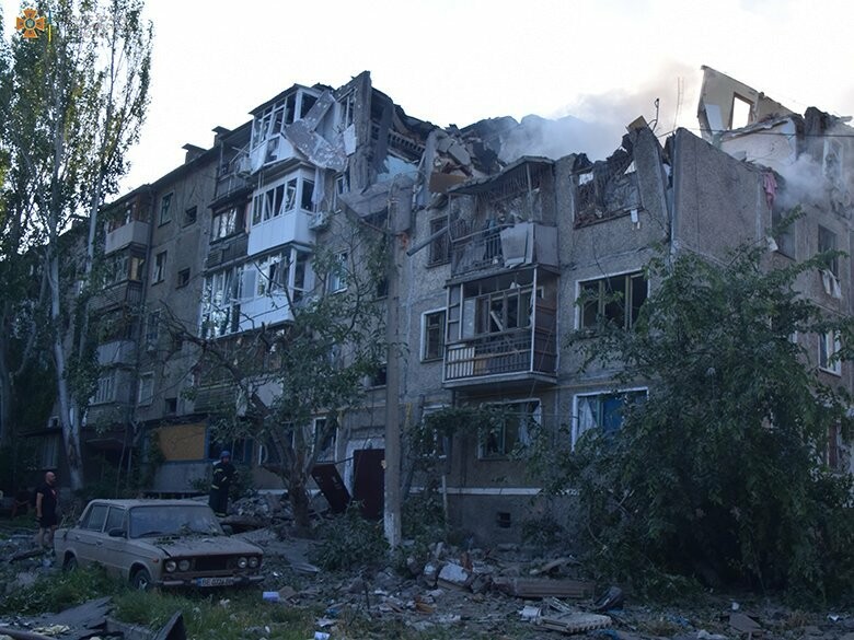 Наслідки ранкового обстрілу рашистами у Миколаєві: наразі відомо про 4 загиблих та 2 поранених