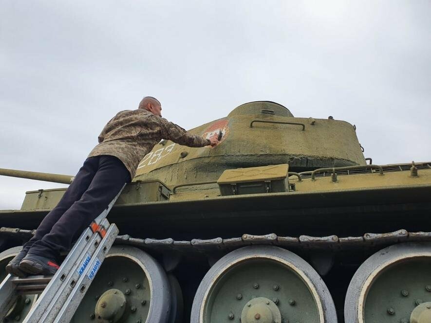 У Миколаєві активісти замалювали червону зірку на танку Т-34