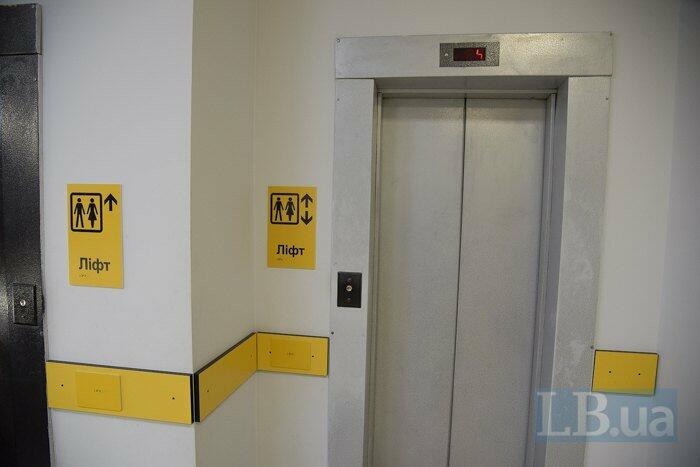 Не розрахували на вантажомісткість. У Миколаєві рятувальники витягли п’ятеро людей, які застрягли в ліфті