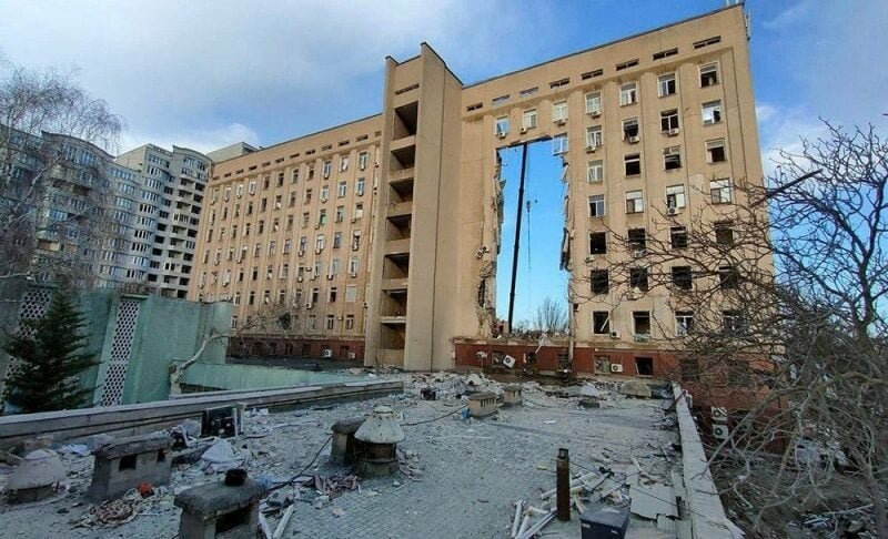 У Миколаєві планують демонтувати будівлю облради, яку ракетою зруйнували рашисти: зараз шукають фінансування на дані роботи 