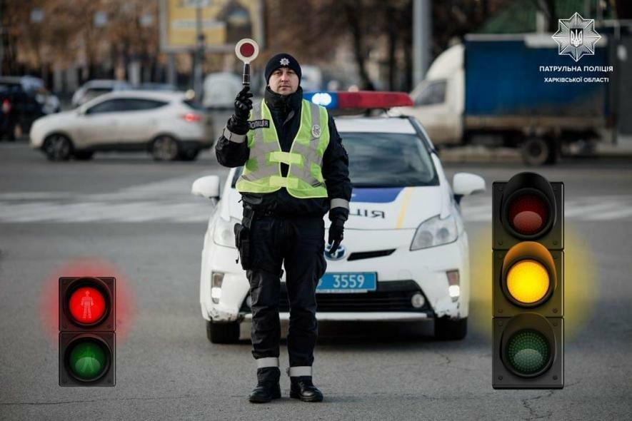 Це треба знати: що означають різні сигнали регулювальника для водіїв ...