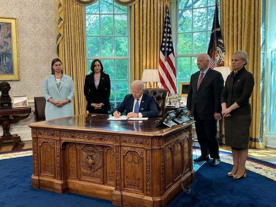 Президент США підписав закон про ленд-ліз для України