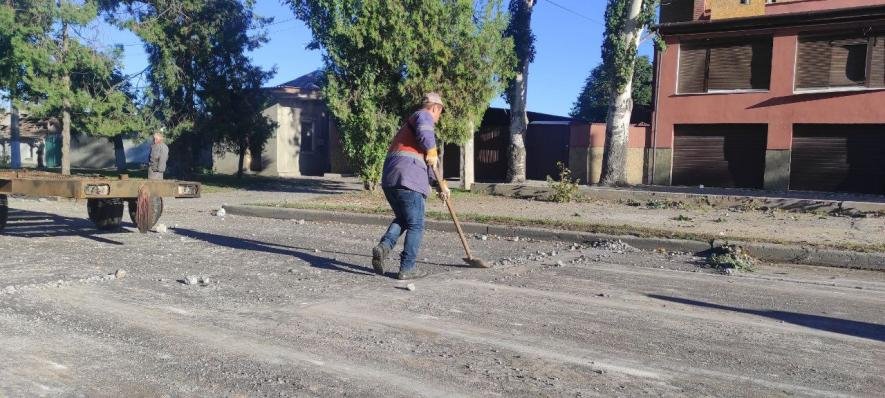 У Миколаєві ліквідують наслідки обстрілу; рух по одній з вулиць закритий 