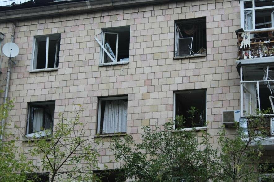 Обстріли громад Миколаївщини: пошкоджено лінію електропередач, три приватних будинки, навчальний заклад