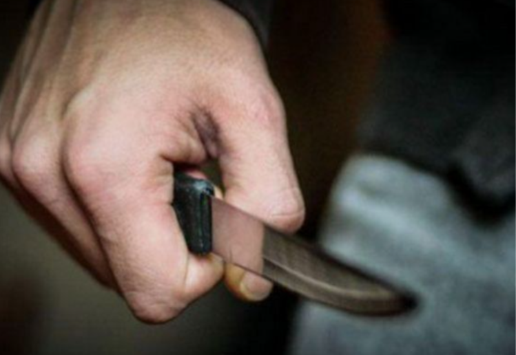 Не по-сусідськи: на Миколаївщині поліція затримала чоловіка за нанесення ножових поранень