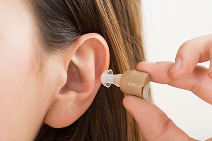 У Миколаєві безкоштовно встановлюють слухові апарати пацієнтам, які цього потребують