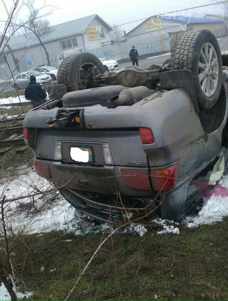 В Николаеве водитель на Lexus, убегая от полиции, вылетел на ж/д пути и перевернулся