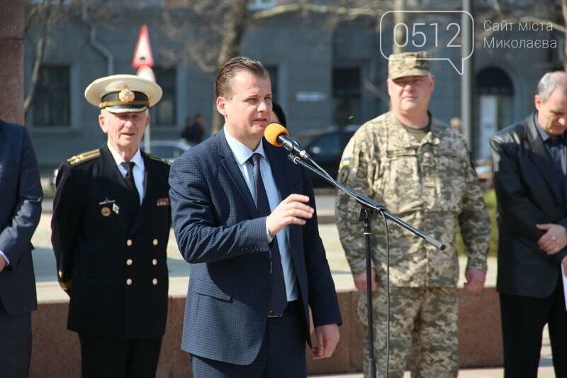 Николаевцы с улыбкой провели 80 парней в ряды Украинской ар..., фото-1 Николаевцы с улыбкой провели 80 парней в ряды Украинской армии, - ФОТО, фото-1