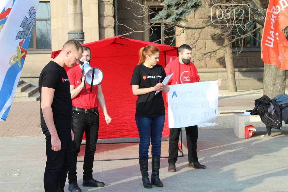 Под Николаевский горсовет вышли депутаты в одних футболках: протестовали против повышения тарифов на “коммуналку”,- ФОТО , фото-1