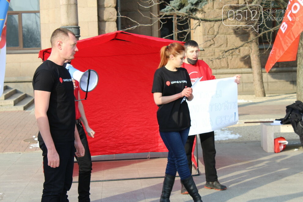 Под Николаевский горсовет вышли депутаты в одних футболках: протестовали против повышения тарифов на “коммуналку”,- ФОТО , фото-7