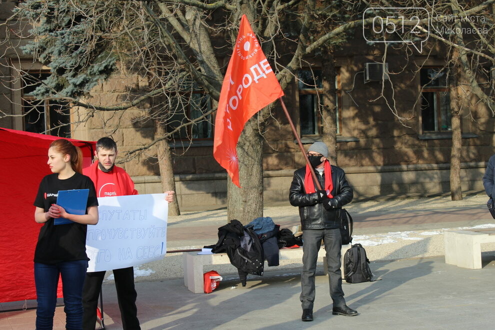 Под Николаевский горсовет вышли депутаты в одних футболках: протестовали против повышения тарифов на “коммуналку”,- ФОТО , фото-8