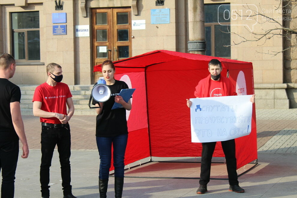 Под Николаевский горсовет вышли депутаты в одних футболках: протестовали против повышения тарифов на “коммуналку”,- ФОТО , фото-13