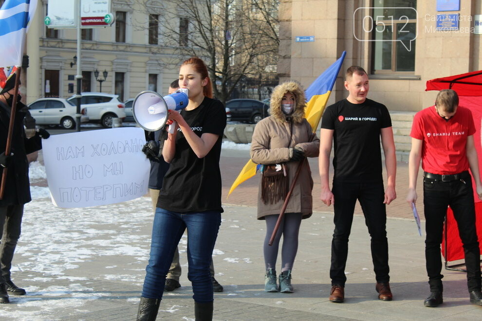 Под Николаевский горсовет вышли депутаты в одних футболках: протестовали против повышения тарифов на “коммуналку”,- ФОТО , фото-4