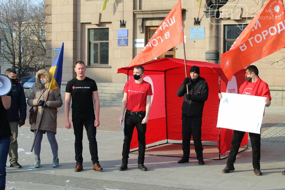 Под Николаевский горсовет вышли депутаты в одних футболках: протестовали против повышения тарифов на “коммуналку”,- ФОТО , фото-9