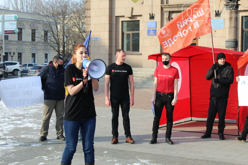 Под Николаевский горсовет вышли депутаты в одних футболках: протестовали против повышения тарифов на “коммуналку”,- ФОТО , фото-11