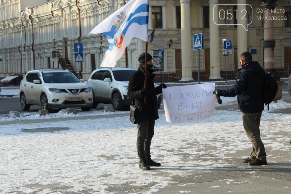 Под Николаевский горсовет вышли депутаты в одних футболках: протестовали против повышения тарифов на “коммуналку”,- ФОТО , фото-2