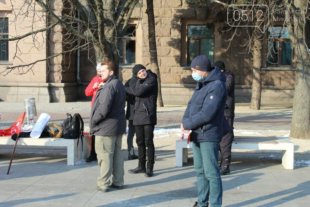 Под Николаевский горсовет вышли депутаты в одних футболках: протестовали против повышения тарифов на “коммуналку”,- ФОТО , фото-6