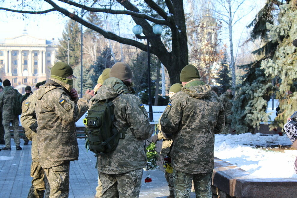 В Николаеве почтили память "киборгов", которые отдали свою жизнь защищая Донецкий аэропорт, - ФОТОРЕПОРТАЖ, фото-41