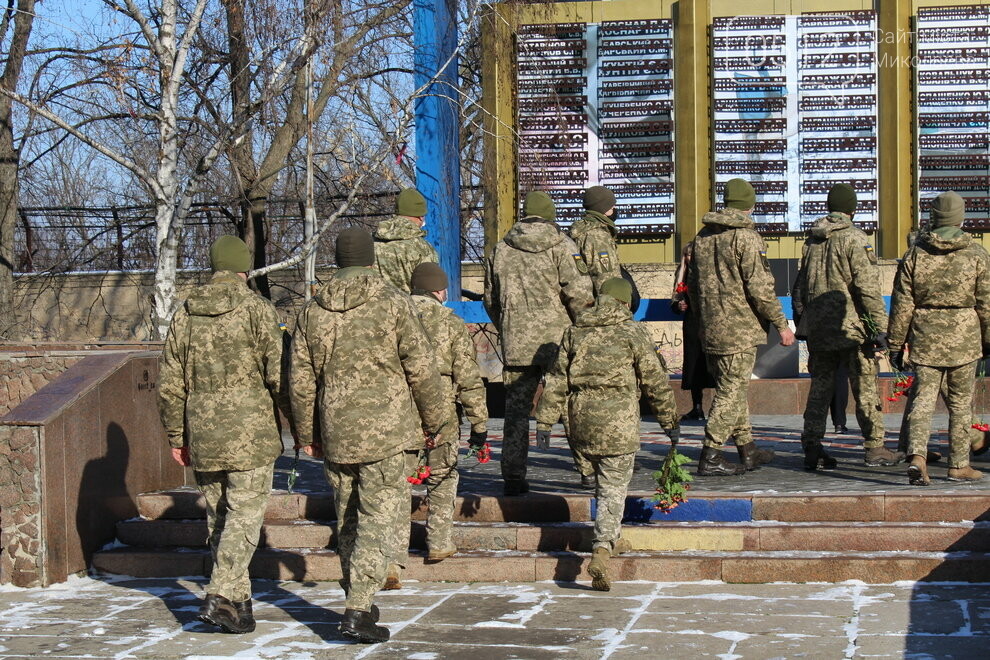 В Николаеве почтили память "киборгов", которые отдали свою жизнь защищая Донецкий аэропорт, - ФОТОРЕПОРТАЖ, фото-45