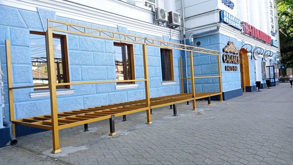 Ленки возле кинотеатра "Родина"