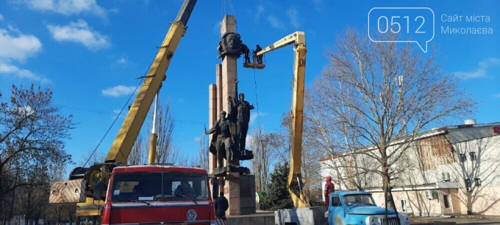 Демонтаж барельефа Ленина