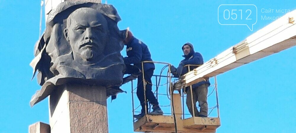 Демонтаж барельефа Ленина