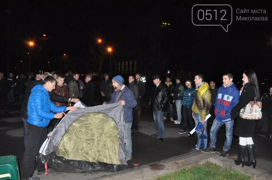 участники Майдана в Николаеве ставят палатки