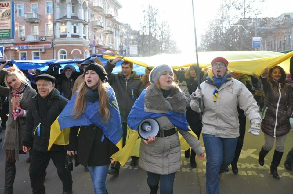 Справа с флагом в руке во время Майдана - Светлана Чебанова