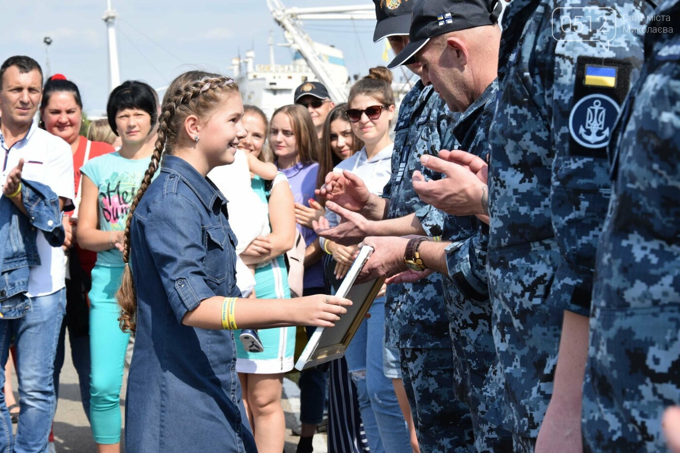 Ліда вручає картину бійцям ВМС.2019 рік. Фото Facebook ВМС