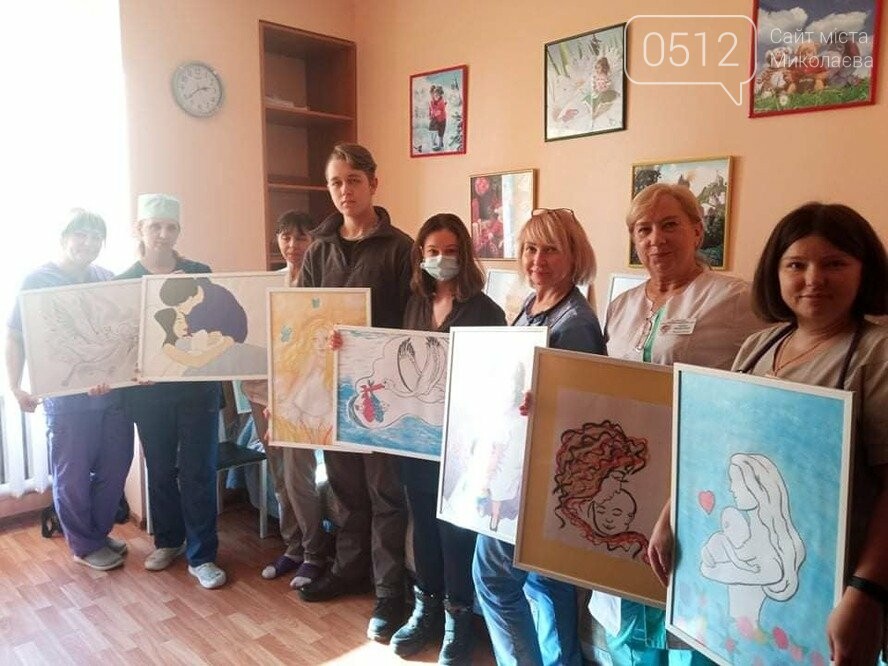 Ліда передає картини для дитячої лікарні. Миколаїв. Фото Facebook