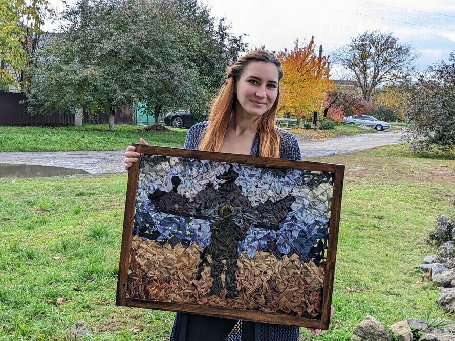 Дівчина з Первомайську створила  картину з маскувальної сітки аби допомогти ЗСУ