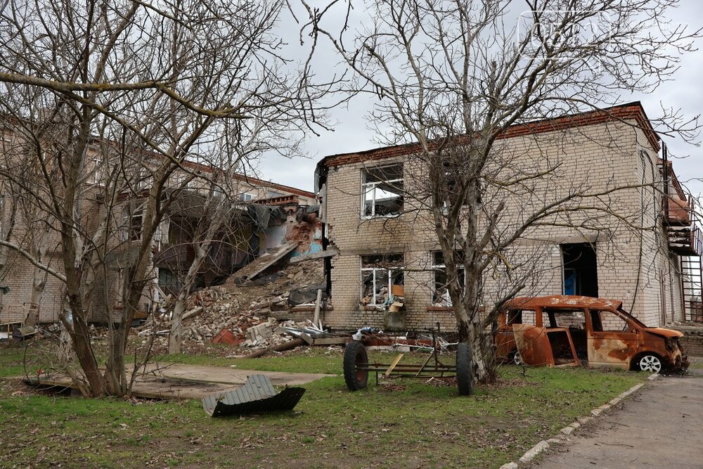 Зруйнований дитсадок у Прибузькому. Школа та садок знаходяться в одній будівлі