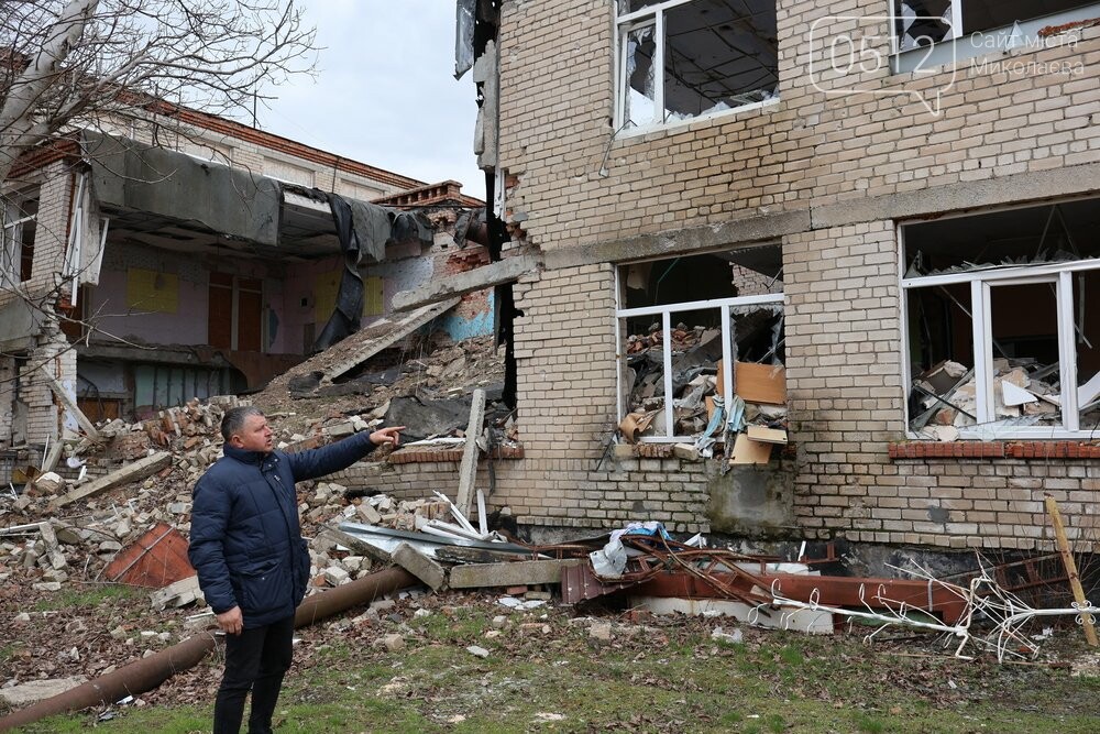 Сергій Алдобаєв показує зруйновану сільську школу