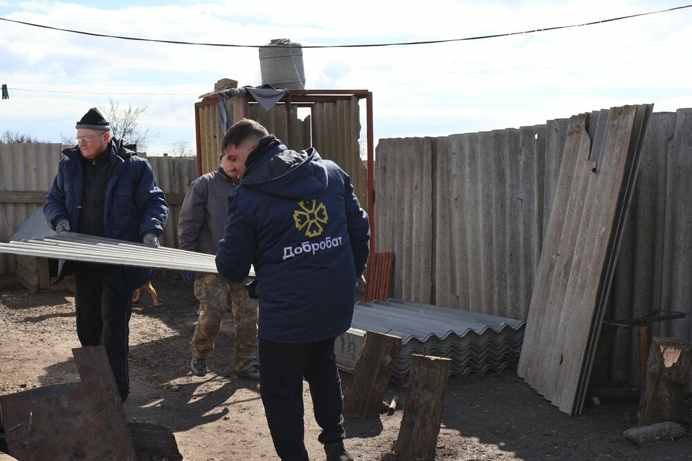 Волонтери Добробату працюють на подвір'ї Наталі