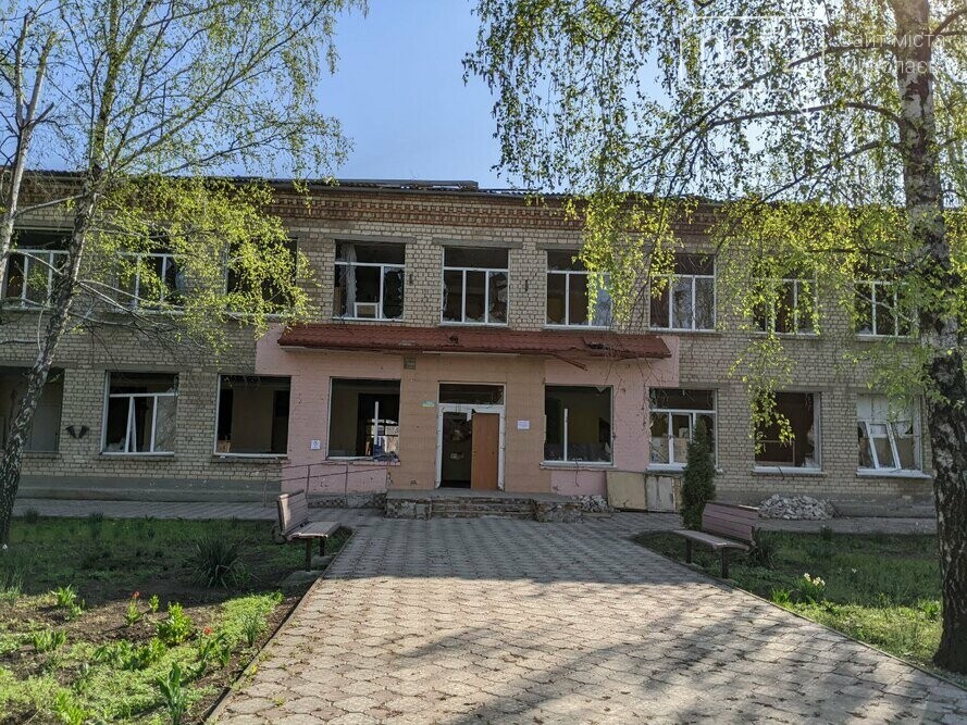 Будівля зруйнованої школи у селищі Первомайське