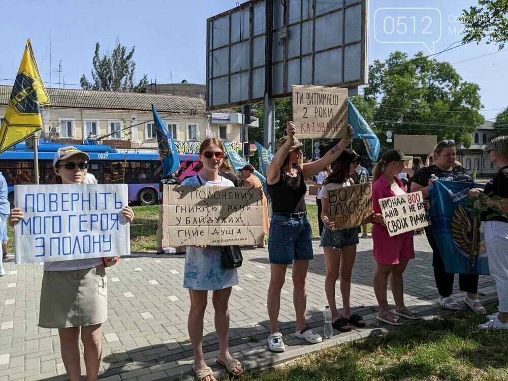Снежана по центру во время акции-напоминания о военнопленных в Николаеве