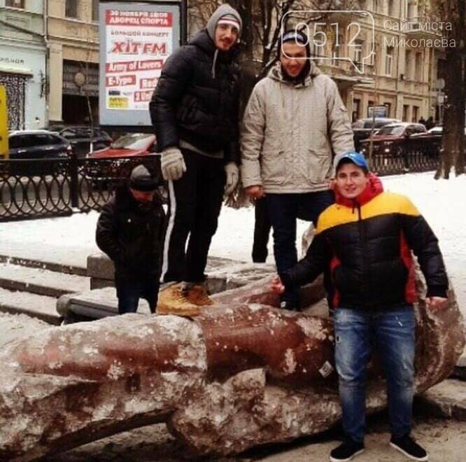 Ілля Зелінський стоїть на поваленому пам'ятнику Леніна у Києві під час Революції Гідності