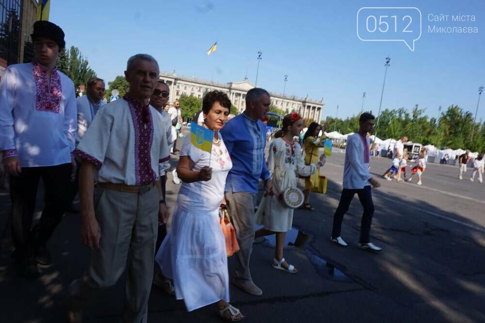 В 1992 году мужчина стал инициатором и организатором праздничного шествия в День Независимости в Николаеве (второй слева).