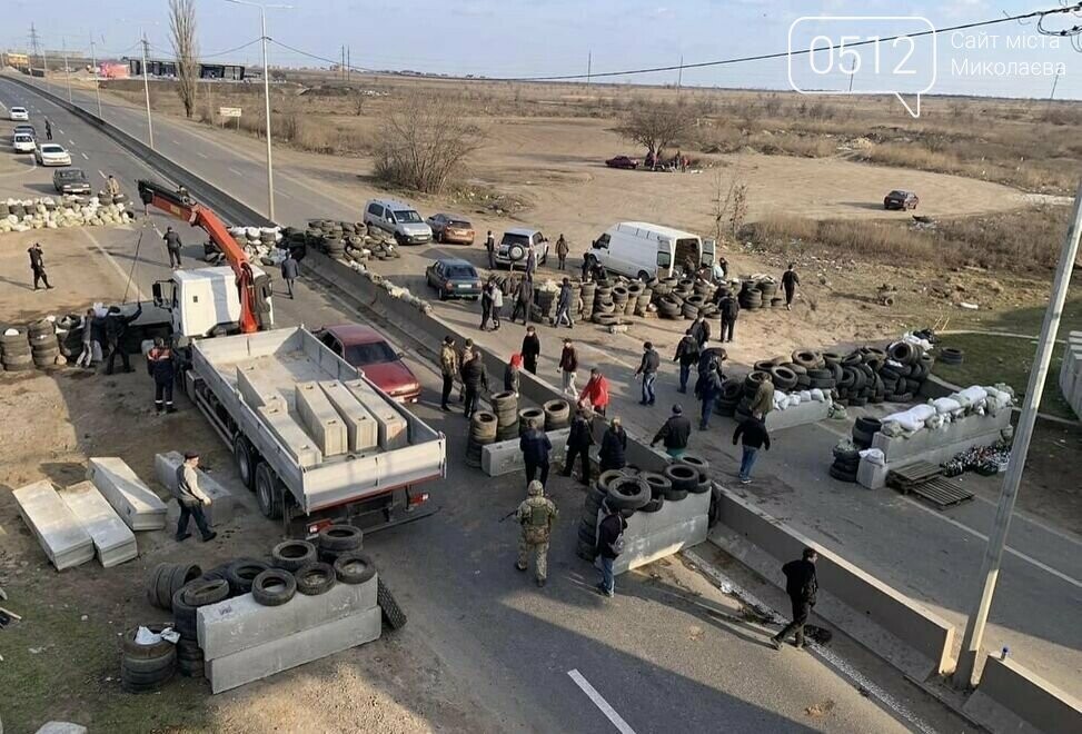 Николаевцы строят баррикады и блокпосты в начале войны. Фото Ильи Зелинского