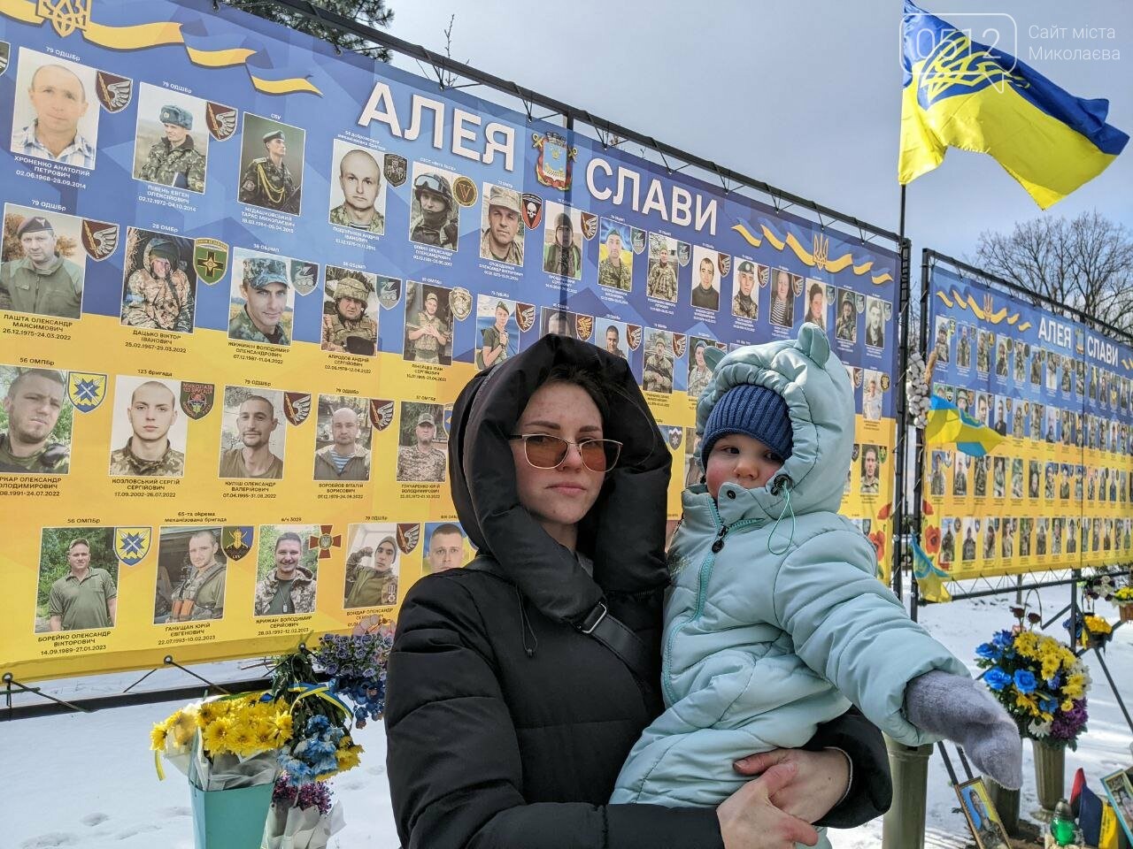 Вероніка Крижан із сином на Алеї Слави у Миколаєві. Фото 0512