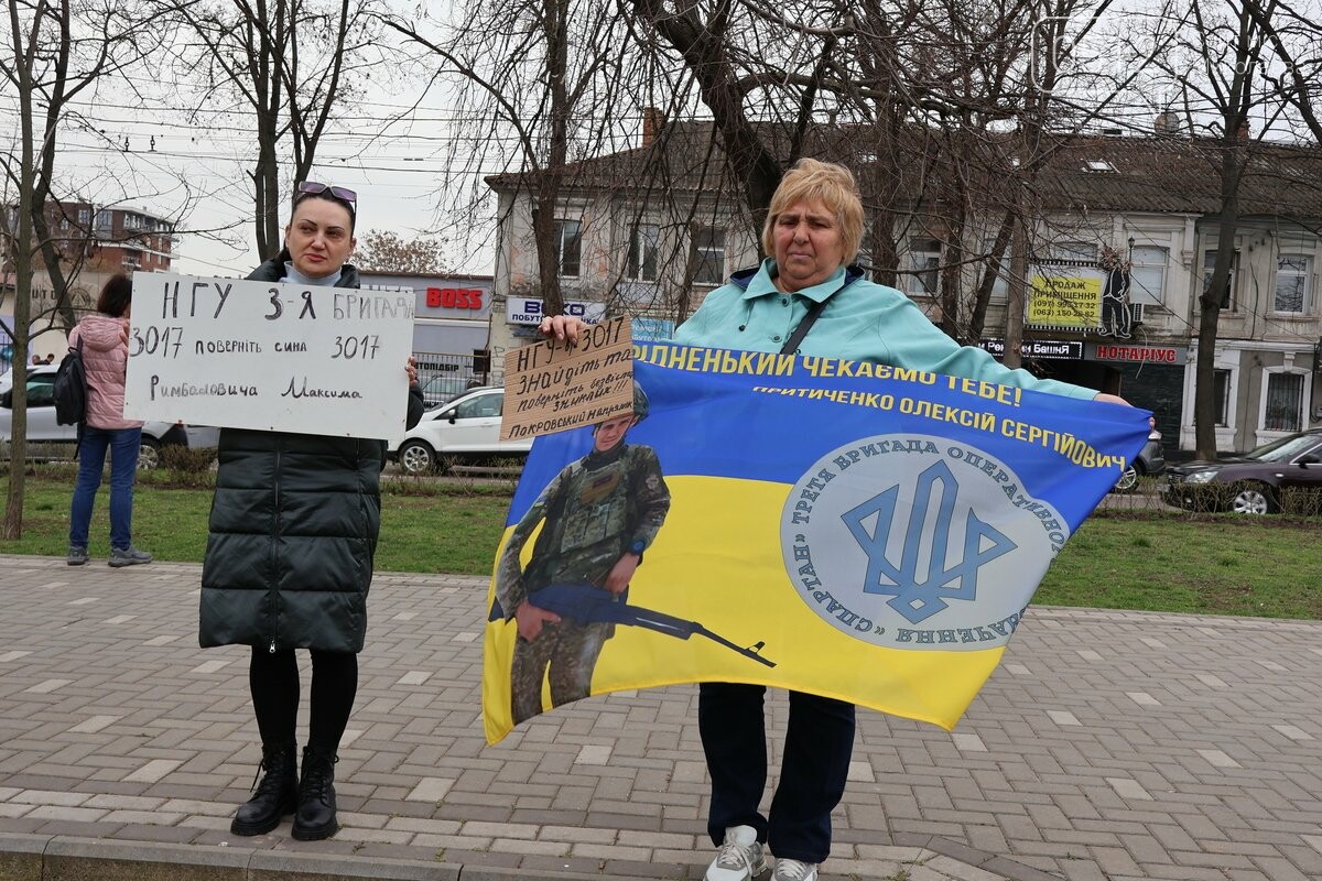"Миколаїв не забуває своїх героїв": акція підтримки полонених воїнів об’єднала сотні людей