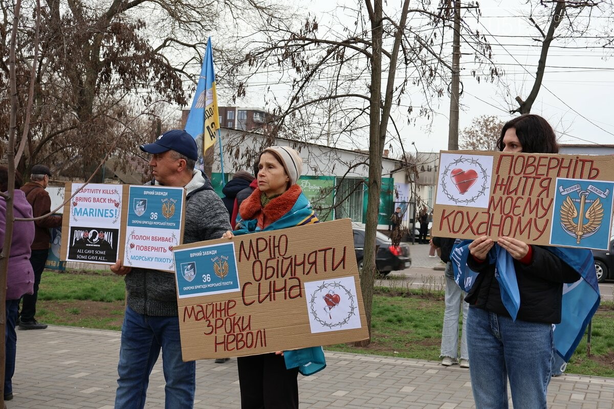"Миколаїв не забуває своїх героїв": акція підтримки полонених воїнів об’єднала сотні людей