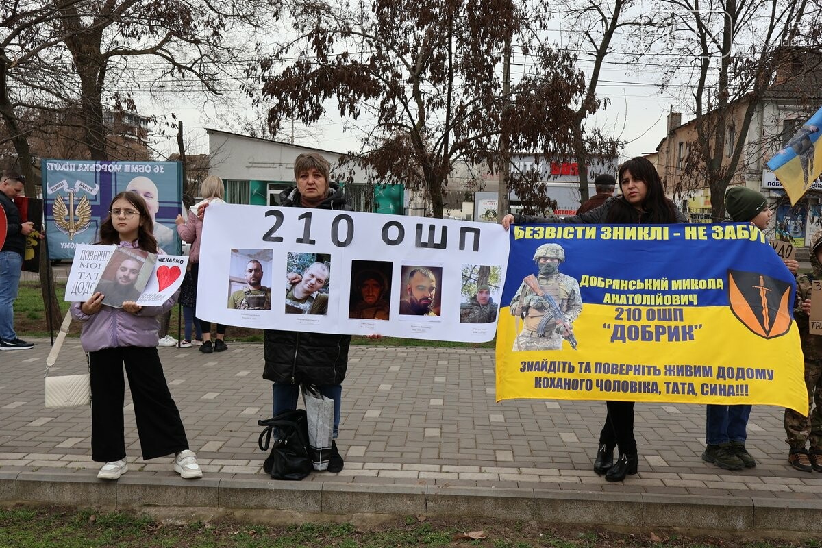 "Миколаїв не забуває своїх героїв": акція підтримки полонених воїнів об’єднала сотні людей