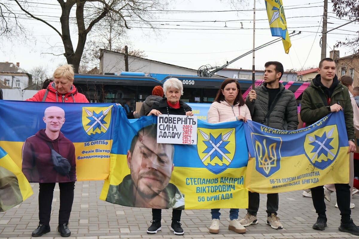 "Миколаїв не забуває своїх героїв": акція підтримки полонених воїнів об’єднала сотні людей
