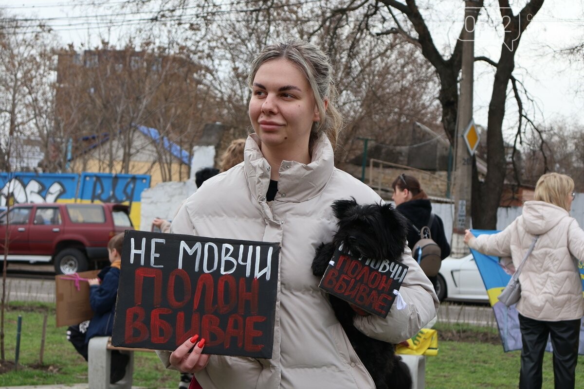 "Миколаїв не забуває своїх героїв": акція підтримки полонених воїнів об’єднала сотні людей
