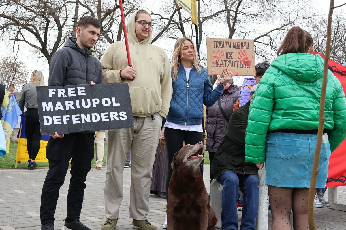 "Миколаїв не забуває своїх героїв": акція підтримки полонених воїнів об’єднала сотні людей