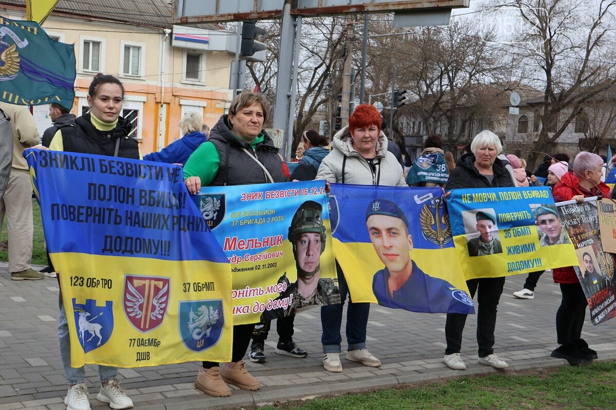 "Миколаїв не забуває своїх героїв": акція підтримки полонених воїнів об’єднала сотні людей